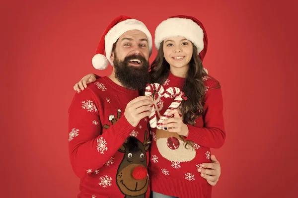 Giochiamo insieme. Babbo Natale sguardo di famiglia. Papà barbuto e bambina. Giochi di Natale. Gioia e felicità. Carol di Natale. Padre e figlia con bastoncini di zucchero decorazioni natalizie. Vacanza in famiglia — Foto Stock