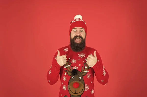 Winkelen tot je valt. feestelijke vakantiesfeer. portret van een gelukkige kerstman. Een man met een baard met een rode hoed. volwassen hipster baard in gebreide trui. warm worden in het koude seizoen. winterkleding mode — Stockfoto