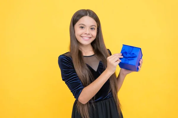 Chica sorprendida niño comprador con cara feliz celebración caja de regalo, Navidad —  Fotos de Stock