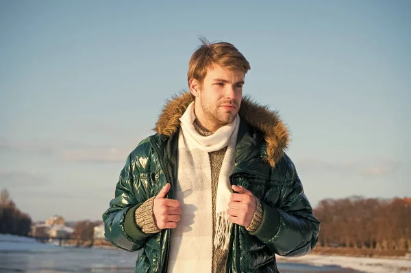 Calor de inverno. moda sazonal masculina. frio e gripe. macho de casaco baixo com capuz de pele. sentir-se quente e confortável. época favorita. bonito cara verde casaco de puffer. homem desfrutar de dia ensolarado de inverno — Fotografia de Stock