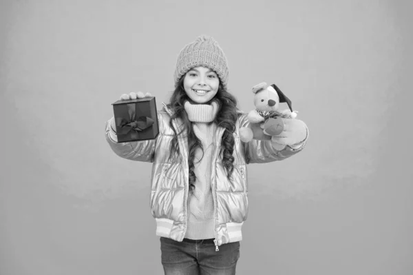 Shopping invernale. Sto facendo una sorpresa. Scatola avvolgente. Regali avvolgenti. Idea di avvolgere. Ricevo regali. Ragazza vestiti invernali tenere regalo scatola giocattolo. Compra regali. Offerte redditizie e sconti stagionali — Foto Stock