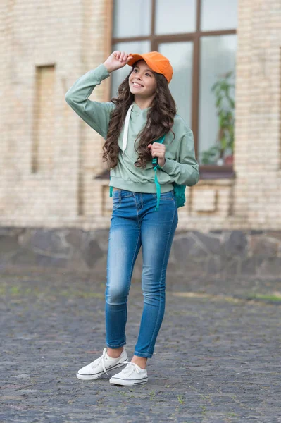 Stilvolle kleine Mädchen Fixmütze mit Mode-Look trägt lässige Kleidung auf städtischen Outdoor-Stil — Stockfoto