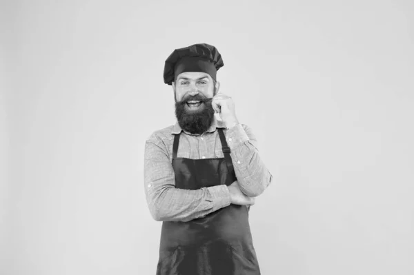 Apetite de orgulho. homem profissional cozinhar. cozinha restaurante e culinária. empresa de catering. Bem-vindos ao nosso café. Hora do almoço. Chef barbudo feliz. brutal masculino cozinheiro em chapéu e avental — Fotografia de Stock