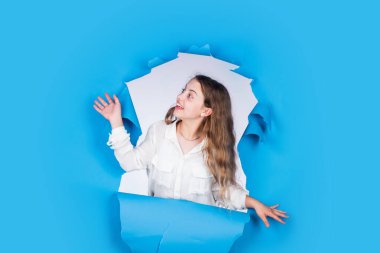 Şaşırmış uzun saçlı genç kız, sürpriz.