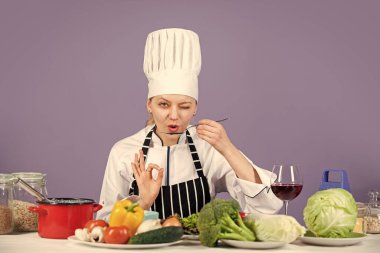 İyi ye, iyi yaşa. Çok profesyonelce. Yemek pişirmek için çevre dostu ürünler. Aşçı taze ve lezzetli sebzeler pişirir. Taze sebze pişiriyorum. Mutlu aşçı kadın. Mutfak ve mutfak.