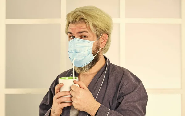 Uitbraak van een coronavirus pandemie. Dokter ademhalingsmasker. Ziekenhuis of vervuiling te beschermen gezicht maskeren. medisch masker als corona bescherming. man drinken koffie in ademhalingsbescherming masker — Stockfoto