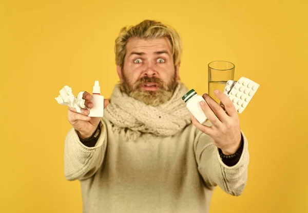 药物的有效治疗。大胡子的家伙乱蓬蓬的头发手里拿着药片、药片、维生素药。瓶泡塑料容器.药学概念。大量的药物。男子病假在家 — 图库照片