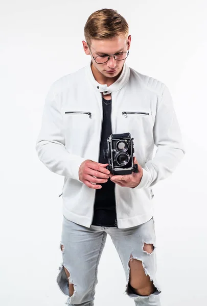 Beau jeune homme à lunettes tenir appareil photo rétro isolé sur blanc, tir — Photo