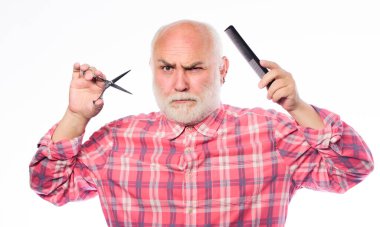 Berber dükkanı konsepti. Erkek tıraşı. Saç kes. Berber profesyonel ekipman kullanır. Kuaför servisi. Berber keskin makasla çalışır. Sakallı yakışıklı kuaför, sakal şekillendirme aleti kullanıyor.