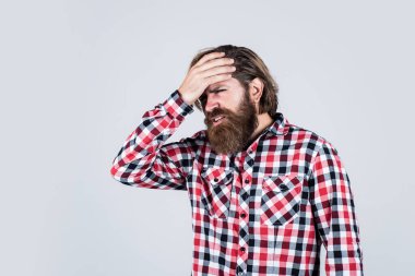 O çok yorgun. Bıyıklı, vahşi beyaz adam. Sakallı adam gömlek giyer. Acıdan kıvranan acımasız adam. Erkek sağlık hizmetleri. Manyetik fırtınalardan dolayı migren ağrısı. Sakallı, olgun bir hippi.