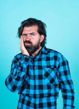 Diş ağrısından muzdarip sakallı adamın ağrısı ve diş problemi var. Stomatoloji.