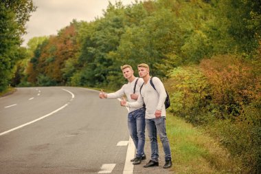 Hayatındaki büyük maceraya otostop çekerek başla. Şirket arkadaşları doğa yolunda otostop çekiyorlar. Şehrin kenarına git. Gezginler yolda. Arkadaşlar otostopçuları gezer.