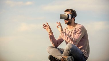 Artırılmış gerçeklik. Modern teknolojiyi kullan. Mühendislik projesi. Siber uzay. Sanal gerçeklik. Adam kablosuz VR gözlük takıyor. Oyun online. Sanal gerçeklik gözlükleri. Dijital gelecek ve yenilik