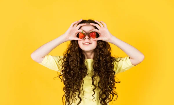 Desayuno saludable. Concepto vitamínico. Bayas de verano. Niño comiendo fresa. Postres de comida dulce. Compra baya roja. Un placer veraniego. Chica comiendo fresa de cosecha propia. Comida saludable. Asistencia sanitaria — Foto de Stock