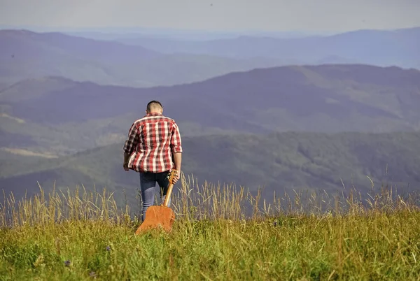 Felice e libero. cowboy uomo con busto muscoloso. chitarrista acustico. Canzone country. uomo sexy con chitarra in camicia a scacchi. moda hipster. campeggio occidentale ed escursioni. copia spazio — Foto Stock