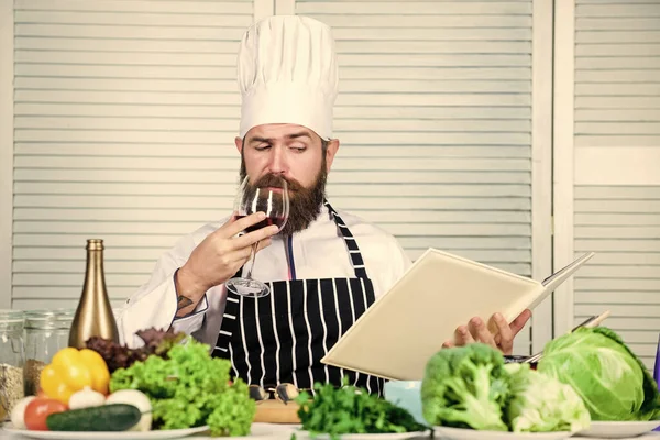 Ciddi sakallı adam. Şef tarifi. Diyet organik gıda. Taze sebzeli vejetaryen salatası. Sağlıklı yemek pişirme. Sakallı, olgun bir hippi. Mutfak mutfağı. Vitamin. En iyisini seçmek. — Stok fotoğraf