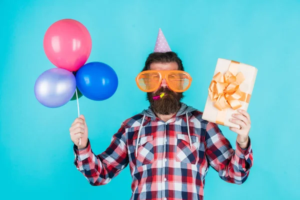 Siber pazartesi. Doğum günün kutlu olsun. Erkek bayramı kutlaması. Parti balonları ve hediye kutusuyla sakallı adam. Sakallı, traşsız, vahşi adam iş başarısını kutluyor. Saf mutluluğu dile — Stok fotoğraf