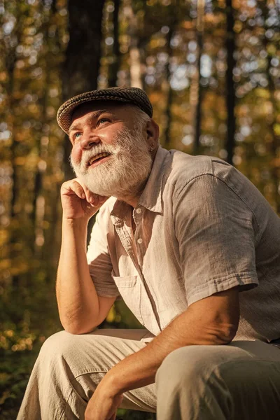 Meningen med livet. Äldre människor bryr sig. Vårdhemmet. Verkliga värden. Naturen kallar. Pensionär slappna av höst natur. Naturmiljö. Frisk luft. Idylliska ögonblick. Farfar vintage outfit i naturen — Stockfoto