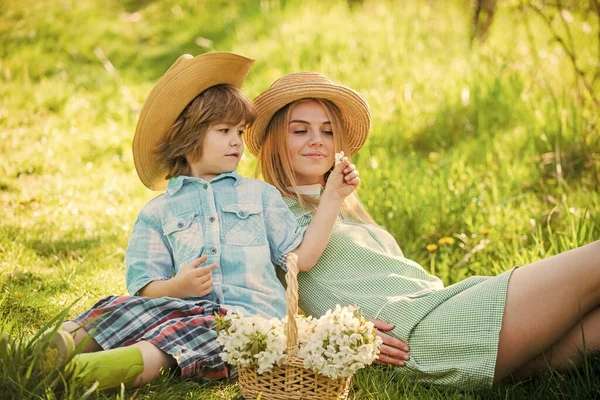 Amour et respect de la patrie. Loisirs week-end. Explorez la nature. La saison du printemps. Joyeuses fêtes. Famille Cowboy collectionnant des fleurs printanières. Mère et fils se détendent. Vacances de printemps. Bonnes vibrations. Eco-vie — Photo