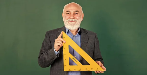 Profesor senior usa una herramienta de triángulo matemático. tutor barbudo en pizarra. de vuelta a la escuela. Concepto de ciencia matemática con artículos de clase escolar. Matemáticas a bordo. tema favorito —  Fotos de Stock