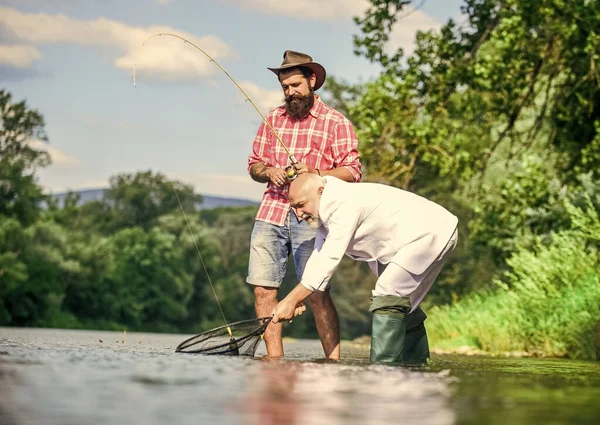 Sempre felizes juntos. passatempo de peixe de mosca de homem de negócios. pesca da reforma. felizes pescadores amizade. Dois amigos a pescar juntos. Conceito de captura e pesca. aposentado pai e maduro barbudo filho — Fotografia de Stock