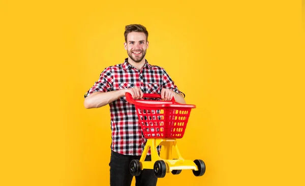 Journée shopping réussie. Acheteur masculin avec panier. barbu gars en chemise à carreaux faire l'achat. bel homme non rasé avec soies. acheter des produits dans le centre commercial. tâches quotidiennes et routine — Photo