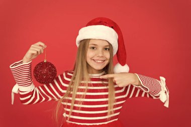 Buradaki en iyi dekor. Noel alışverişi zamanı. Yeni yılı kutlamaya hazır. Yaratıcılığı ev dekorasyonuna getir. Şenlik havası. Dekoratör. Noel Baba çocuk dekoratif ağaç topu. Noel tatili için mutlu hissediyorum.