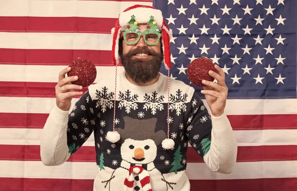 Jultradition från USA. Julafton och nyår. Tradition av patriotism. Mitt land och min tradition. Dekor och tillbehör. Man bär stickad tröja. Amerikansk tradition. Tomten på amerikansk flagga — Stockfoto