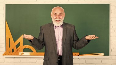 Bilgi kavramı. Bilgi her yerde ama bilgelik kıttır. Sınıfta sakallı bir öğretmen. Resmi eğitim. Yetişkin pedagog bilgisini paylaşıyor. Kök bilgi modern dünyada rağbet görüyor.