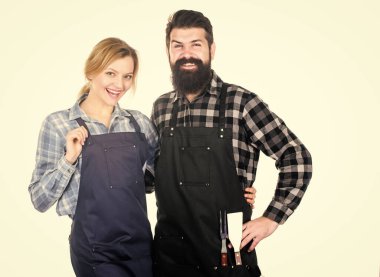 Amerikan yemek geleneği. Birlikte yemek pişirmek. Birbirine aşık bir çift barbeküye hazırlanıyor. Erkek sakallı adam ve kız ızgara beyaz arka plan için hazır. Piknik ve barbekü. Arka bahçe barbekü partisi.