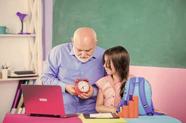 Gyerekoktatás. érett tanár segít a tanulónak az órával. Kislány férfi tanárokkal, számítógépen tanul. riasztó. Jó reggelt. Ideje tanulni. iskolai lecke online. oktatási blogolás. Vissza az iskolába. — Stock Fotó