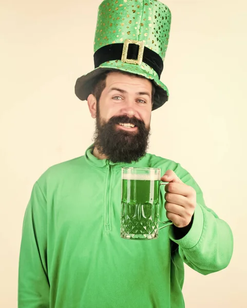 Consumo de alcohol parte integral santo patricks día. Tradición irlandesa. Hombre brutal barbudo hipster beber cerveza pinta. Pub irlandés. Bebiendo cerveza parte celebración. Bar menú de vacaciones de temporada. Taza de cerveza verde — Foto de Stock