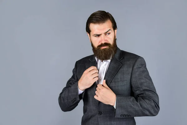 Homem de negócios barbudo sério. homem maduro elegante que olha moderno. Guarda-roupa dos homens. homem elegante vestido de terno. modelo de moda formal. homem bonito em pé sobre fundo cinza. espaço de cópia — Fotografia de Stock