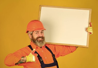 Görsel taslak. Sorun çözme konsepti. Sakallı adam tamirci. Plan onarımı işe yarıyor. Tamirci, beyaz tahta kopyalama alanını tut. Yakışıklı bir tamirci. Projeyi gösteren mimar. Profesyonel tamirci.