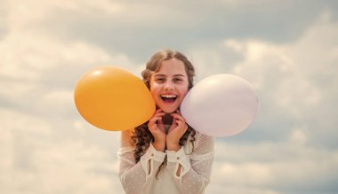 Mutluluk hava balonlarıdır. Yaz tatili ve tatil. Çocukluk mutluluğu. Mutluluk kavramı. Helyum balonlarıyla uçmak. Her gün daha da yükseliyor. Neşeli kız iyi eğlenceler. Özgürlük kavramı