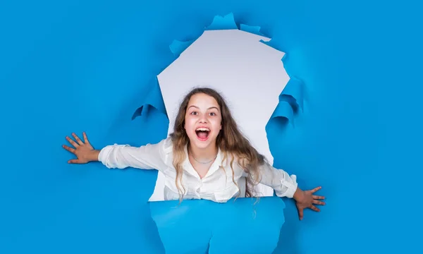 Criança feliz na camisa branca no fundo azul, felicidade — Fotografia de Stock