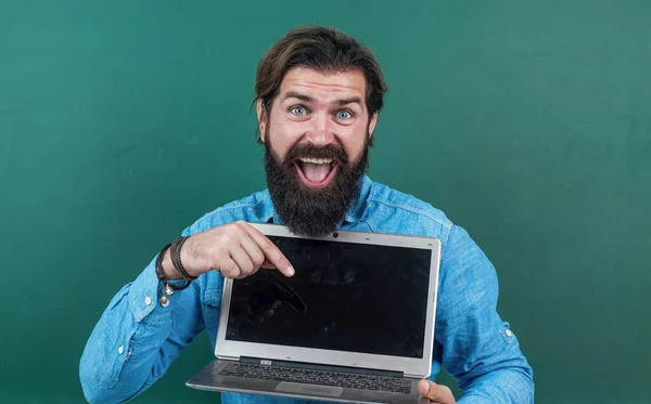 Hombre con barba y bigote mirar como hombre de negocios o profesor en la universidad o la escuela, compras en línea —  Fotos de Stock