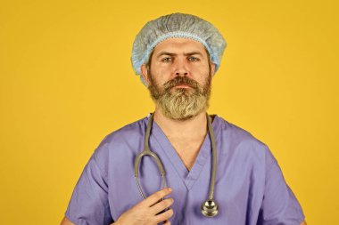 Tıp üniformalı adam. Önleme aşısı ve tedavi. Doktor olgun adam. Kuluçka dönemi. Koruyucu tedbirler. SARS. Steteskoplu ciddi bir doktor. Aşı bağışıklığı etkinleştirir