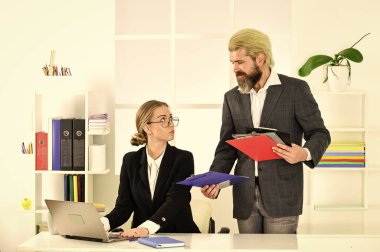 Modern bir alet. İşyerindeki fikirleri açıkla. Modern ofisteki iş arkadaşları. Danışman koçu asistanla konuşuyor. Kadın ve erkek iş meselelerini tartışıyor. İş arkadaşları sohbet ederken beyin fırtınası yapıyorlar.