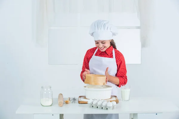 いいレシピだ。キッチンで食事を楽しんでる子供。子供とベーキング。健康的な食事とライフスタイル。小麦粉と卵から生地を作る女の子。食事と健康です。料理学校だ。伝統料理 — ストック写真