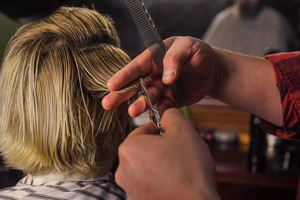 Corta el pelo. Peluquero peinado para hombre barbudo fondo barbería. Hipster cliente cortarse el pelo. Tijeras de peluquero. Administre sus expectativas. Chico con el pelo largo teñido rubio cerrar vista trasera — Foto de Stock