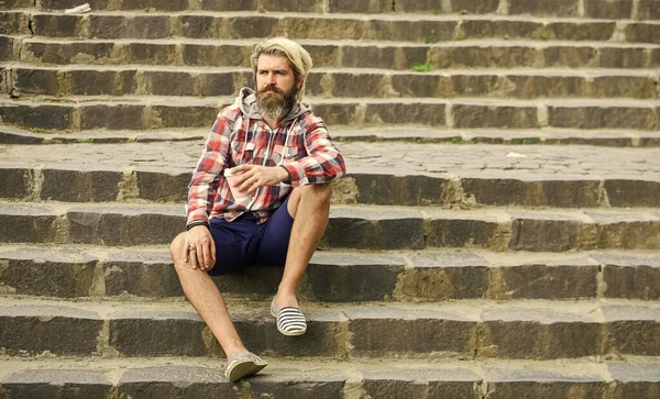 Hipster relajarse en las escaleras. Descansando. Dosis de cafeína. Puro placer. Buen humor. Hombre barbudo beber café fondo urbano. Llévate el café. Cultura del café de tercera ola. Hombre con barba bebiendo café —  Fotos de Stock