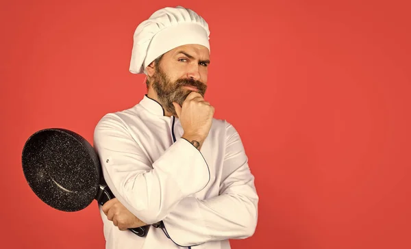 Mijn beroep. bakker met pan pan. catering. Chef-kok heeft keukengerei. Een blije kokkin met koekenpan. Kok in uniform koken soep. restaurantkeuken. lunch koken in de keuken. kopieerruimte — Stockfoto