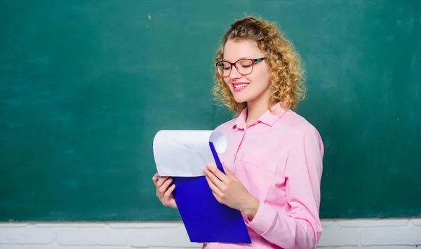 Personal escolar. Mujer inteligente sostiene documentos de tableta. Lee un currículum impresionante. Directora de escuela contratando trabajadores. Puesto de profesor de escuela. Perfil personal. Estimar cartas motivacionales de los solicitantes — Foto de Stock