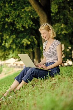 Açık havada olmak işçileri temiz havaya ve çevresel değişimlere maruz bırakır. Bu da fiziksel ve duygusal açıdan sağlıklı ve mutlu kılar. Kız bilgisayarı dışarıda. Neden çalışanlar dışarıda çalışmalı?