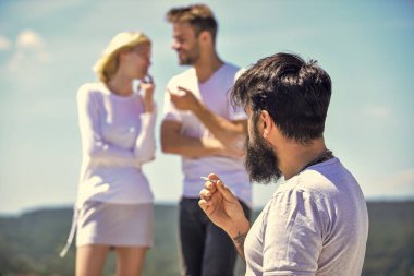 Onları izliyordum. Üçüncü teker konsepti. Aile psikolojisi. İlişki hedefleri. Ayrılın. Aşk üçgeni. İhanet ve boşanma. Kıskanç eş. Kıskançlık hissi. Kıskançlığın olumsuz etkisi. Onları kıskanıyorum.