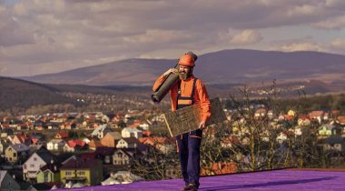 Tehlikeleri ortadan kaldırıyorum. Onarımları kontrol edin ve değiştirin. Düzelt ya da inşa et. Çatıya güvenli bir giriş sağlayın. Çatı tamiri. Çatı kurulumu. Adam sert şapka dışarıda çalışıyor. Bina binası. Çatı Mekaniği konsepti