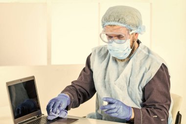 Karantina altındaki çalışanlar için virüsün yayılmasına karşı bir çözüm. Evde kilit altında çalışıyor. Koronavirüs salgını. Sosyal mesafeler. Uzaktan kumandalı el dezenfektanı ve solunum cihazı