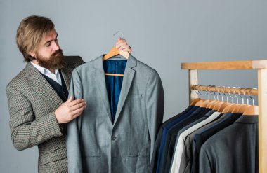 Moda adamı resmi giysiler tasarlıyor. Premium kalite, klasik parça konsepti.