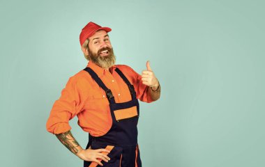 Yenileme konsepti. Becerikli bir işçi. İşçi. Tamirci deneyimli bir işçi. Yardım hizmetleri. Yakışıklı inşaat işçisi. Evde bozuk teknisyenleri tamir ediyorum. Elektrikçi tesisatçı tamirci. Ustayı çağırın